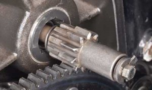 2. Extend the pinion gear so it can be held by the clutch driven gear and loosen the jackshaft bolt.